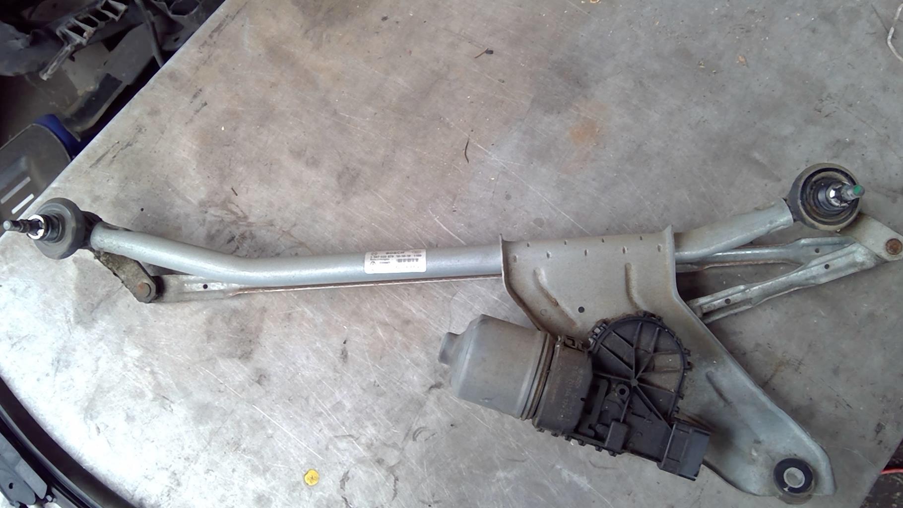 Moteur essuie glace avant