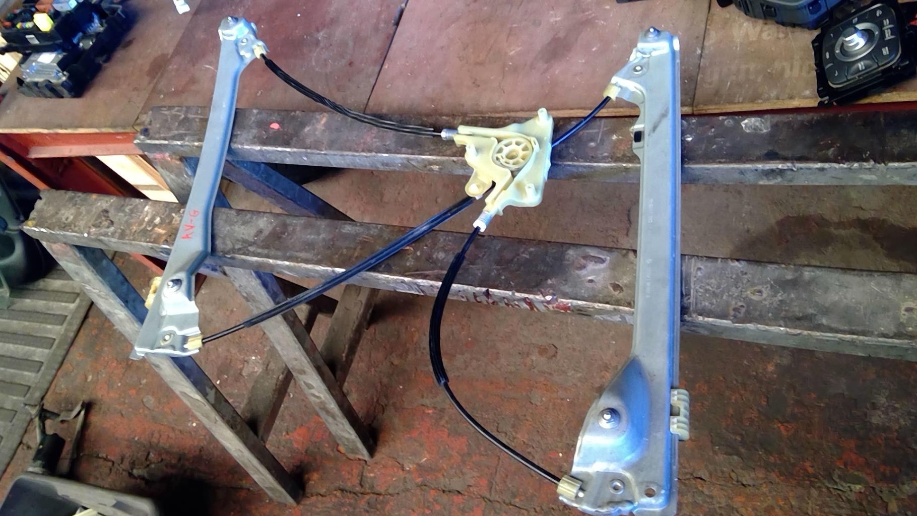 Mecanisme de leve vitre electrique avant gauche