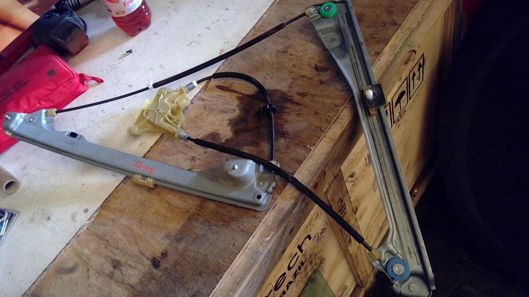 Mecanisme de leve vitre electrique avant droit