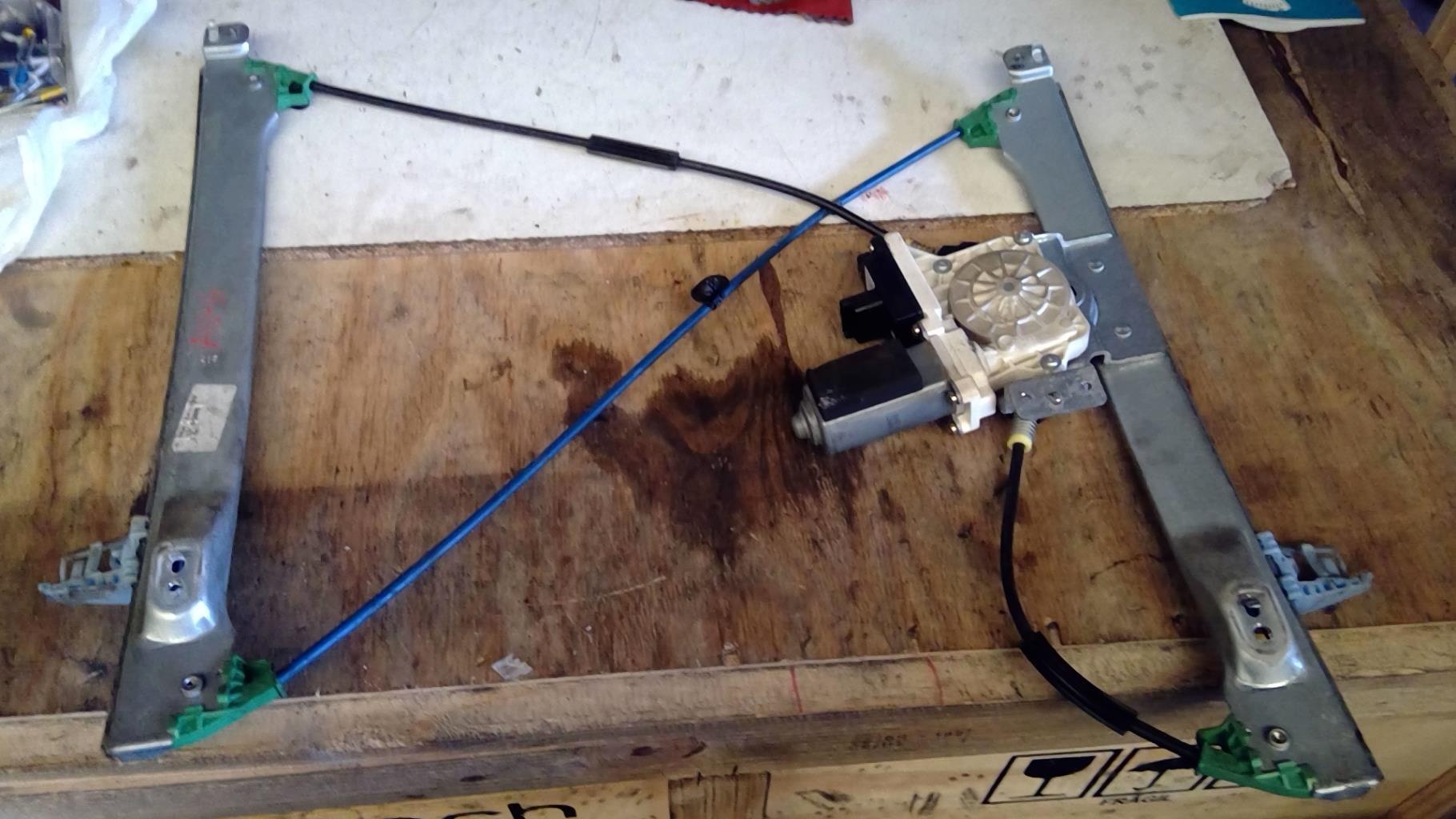 Mecanisme de leve vitre electrique avant gauche
