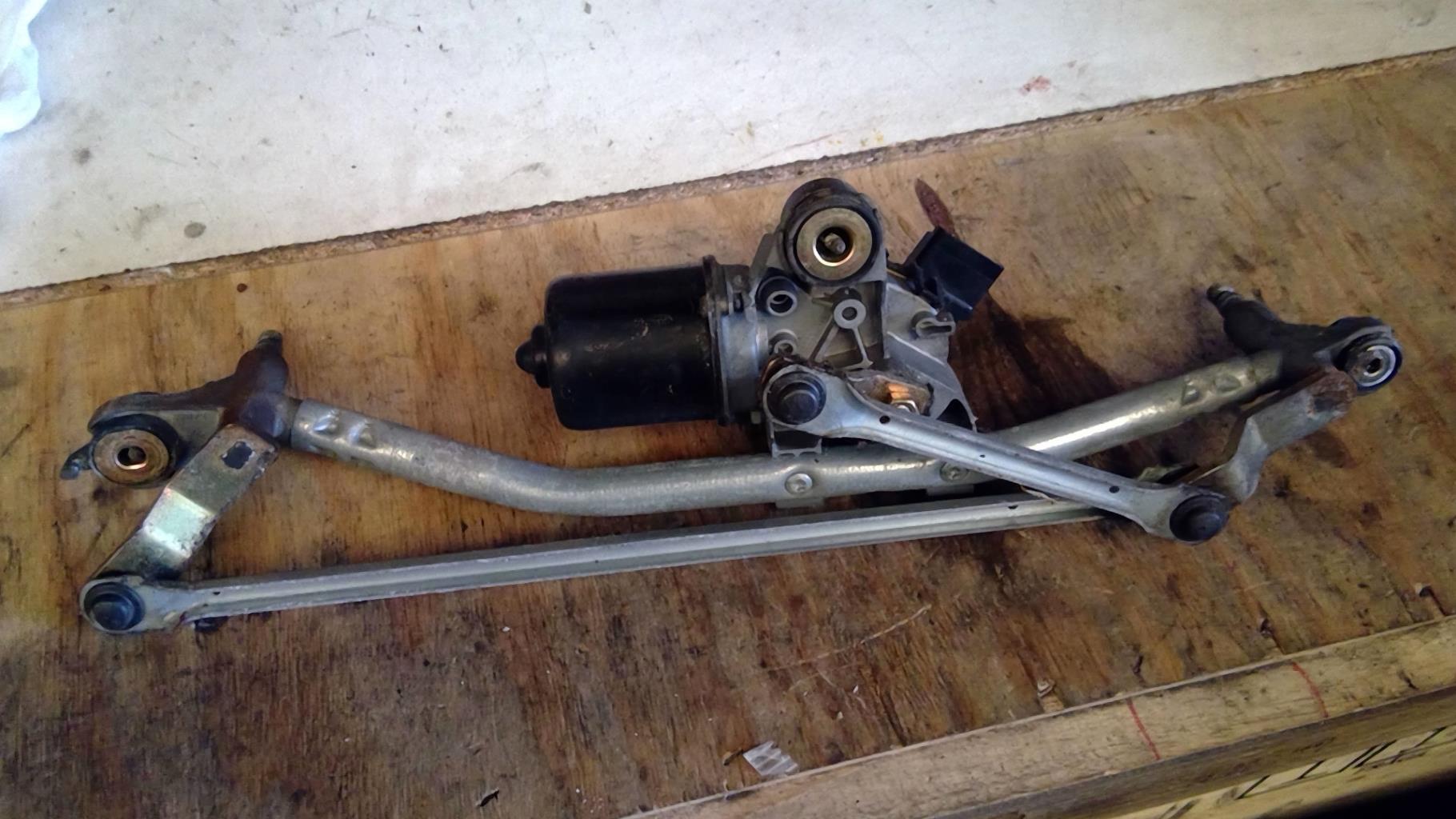 Moteur essuie glace avant