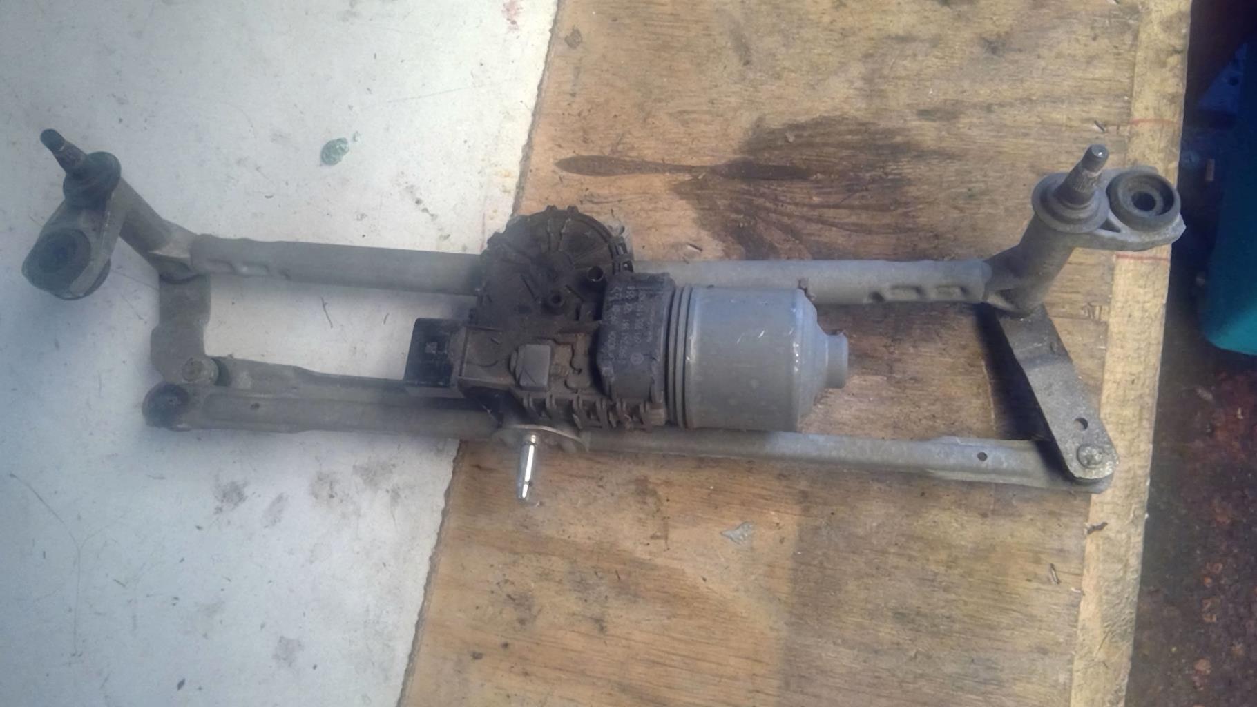 Moteur essuie glace avant