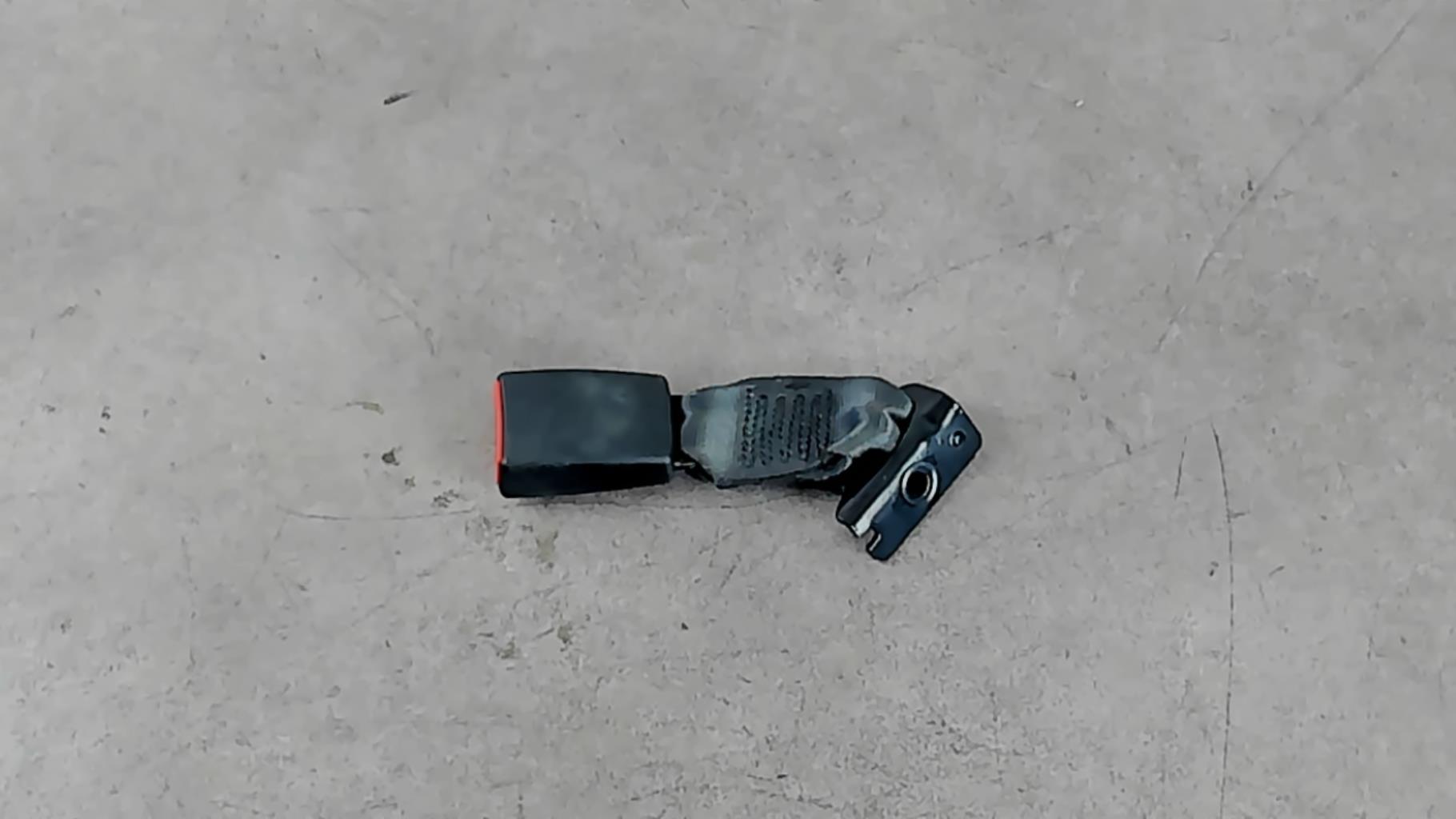 Attache ceinture arriere gauche