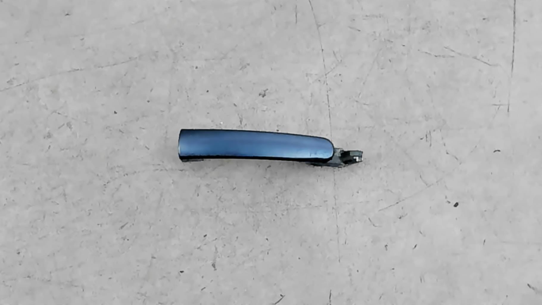 Poignee porte avant gauche