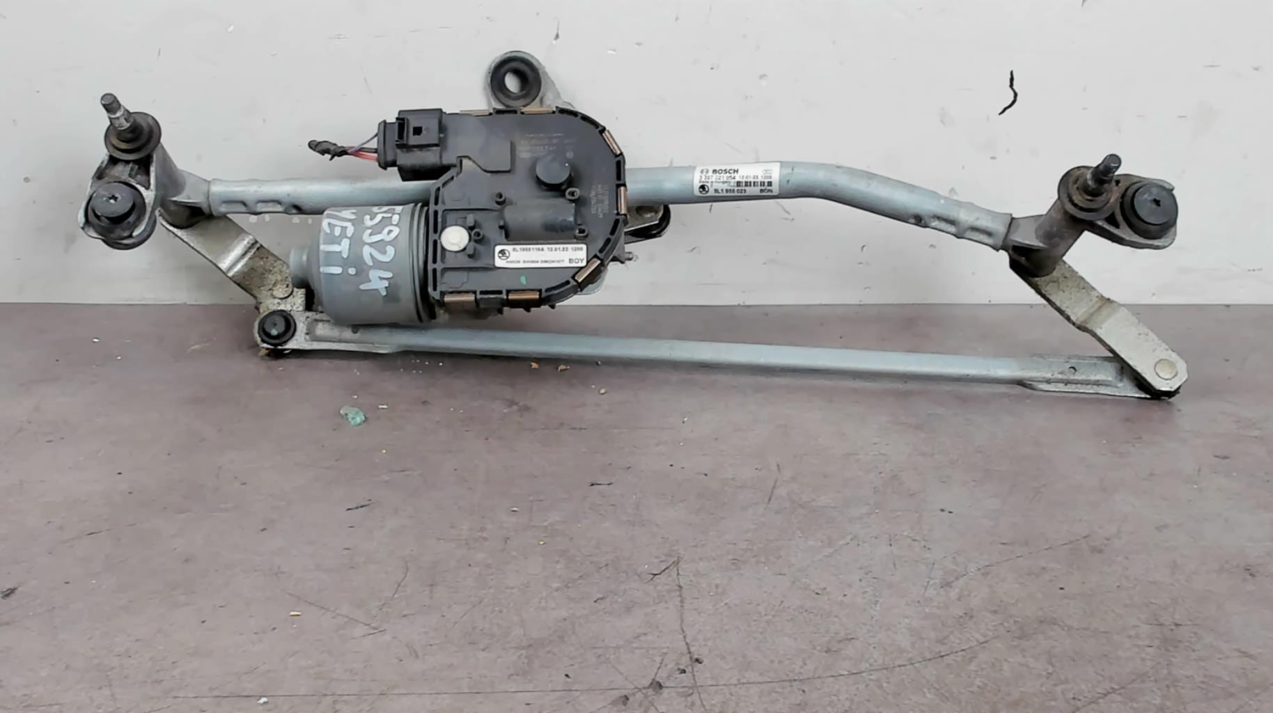 Moteur essuie glace avant