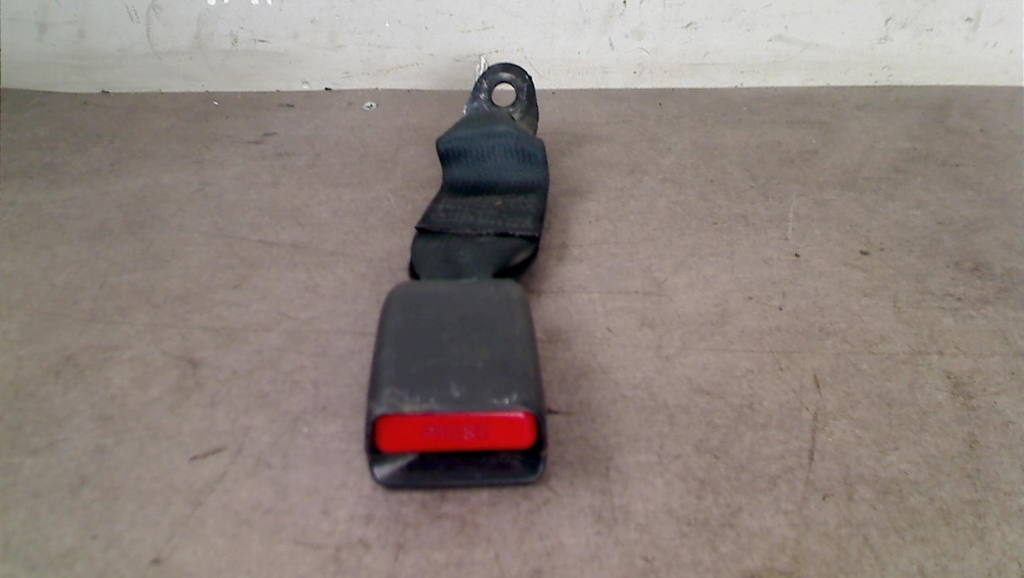 Attache ceinture avant droit