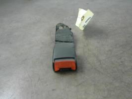 Attache ceinture arriere centrale