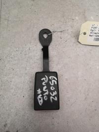 Attache ceinture avant droit