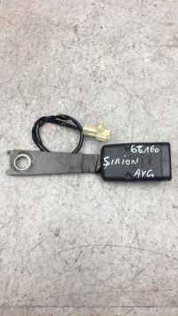 Attache ceinture avant gauche