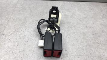Attache ceinture arriere centrale