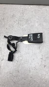 Attache ceinture avant droit