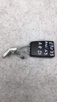 Attache ceinture arriere droit