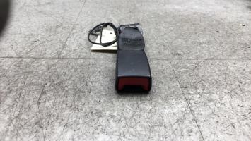 Attache ceinture arriere centrale