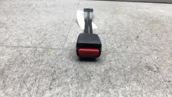 Attache ceinture avant droit