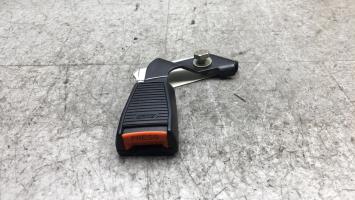Attache ceinture avant droit