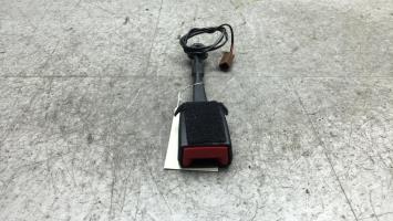 Attache ceinture avant gauche