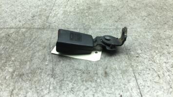 Attache ceinture arriere droit