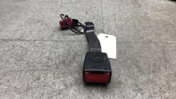 Attache ceinture avant droit