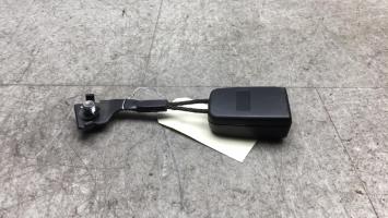 Attache ceinture avant droit