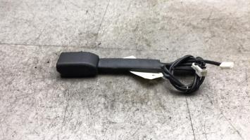 Attache ceinture avant droit