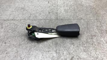 Attache ceinture avant droit