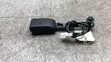 Attache ceinture avant gauche