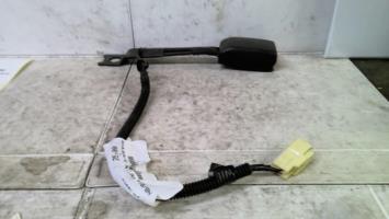 Attache ceinture avant gauche