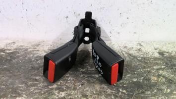 Attache ceinture arriere centrale