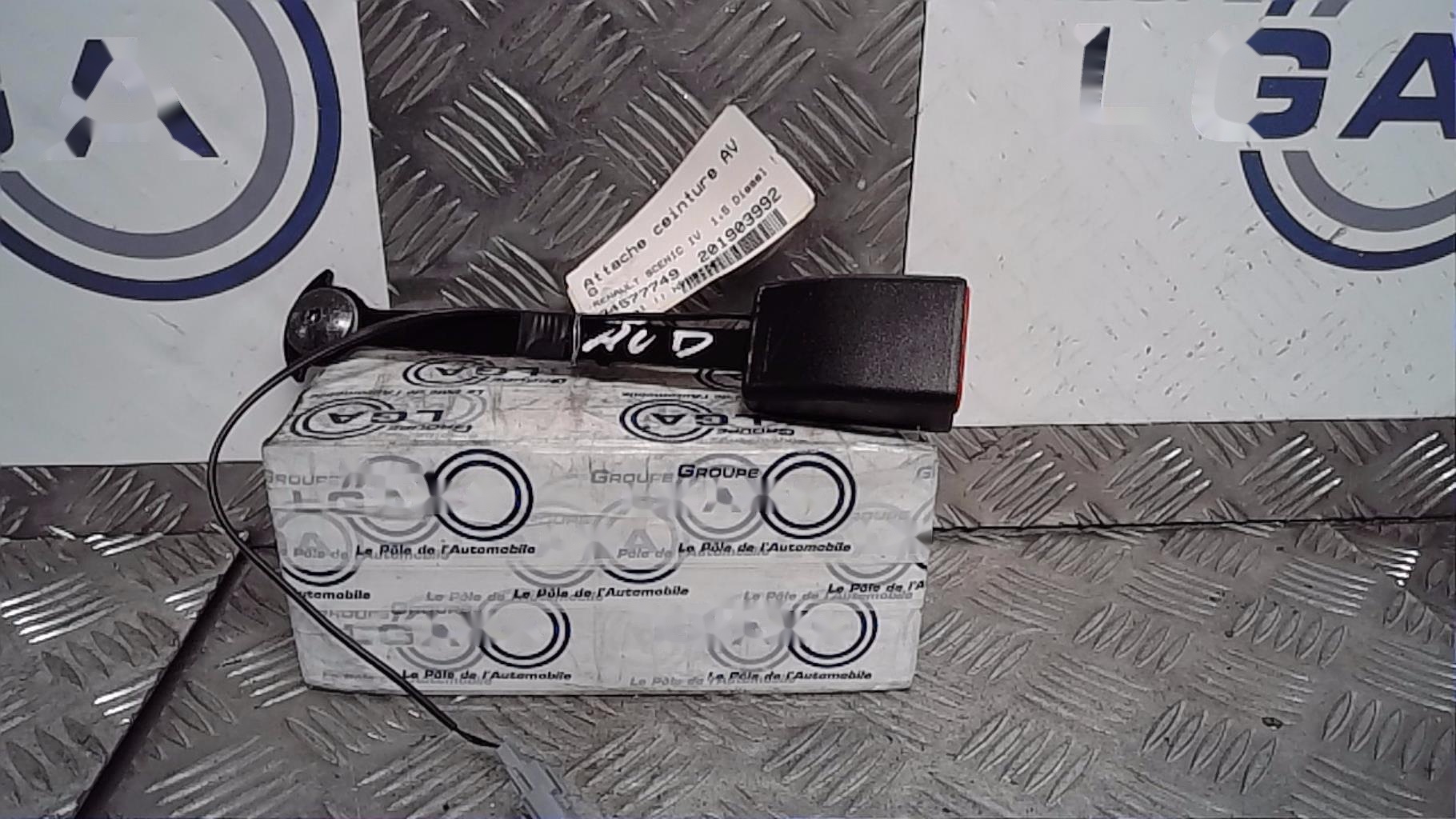 Attache ceinture avant gauche