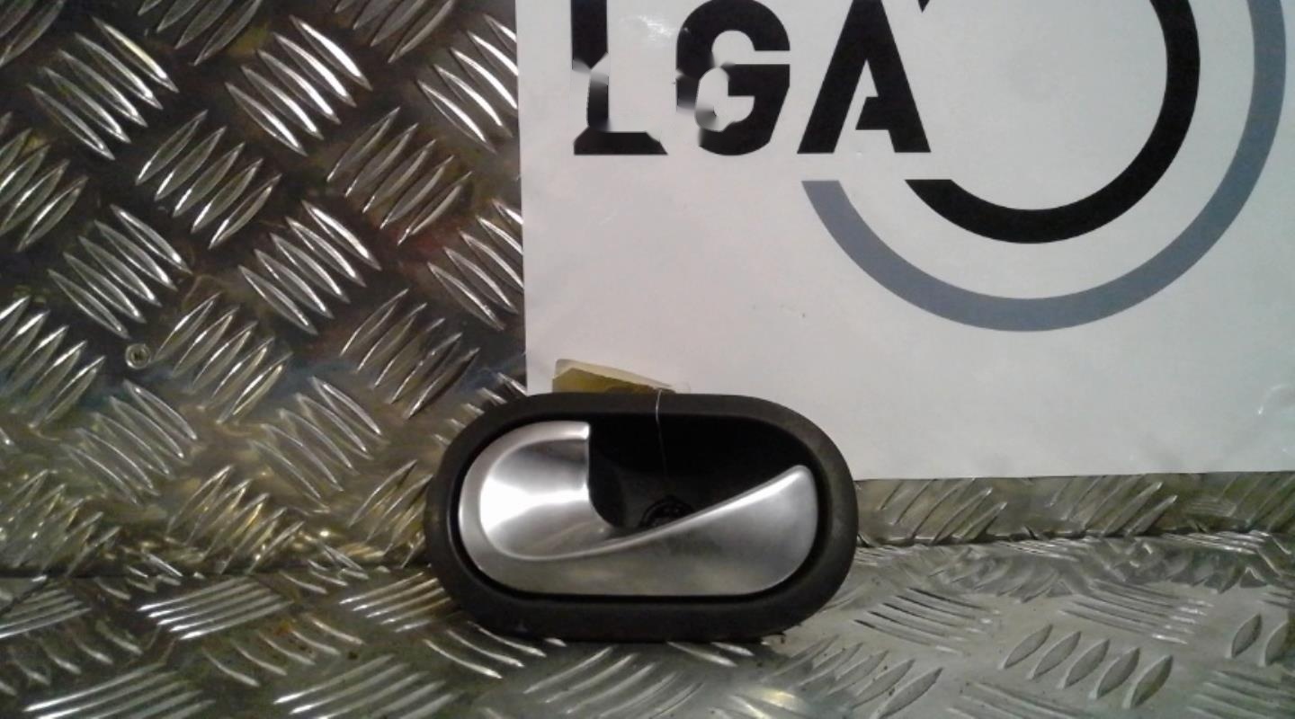 Poignee porte avant gauche