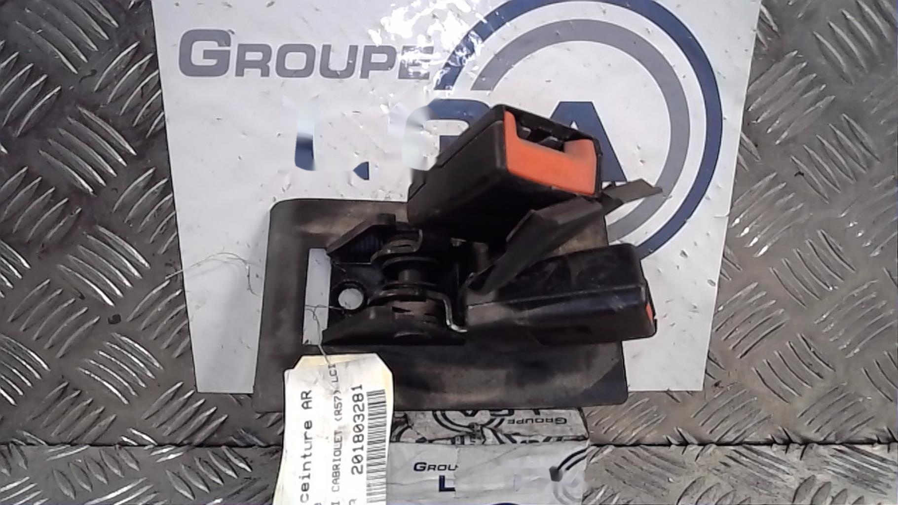 Attache ceinture arriere centrale