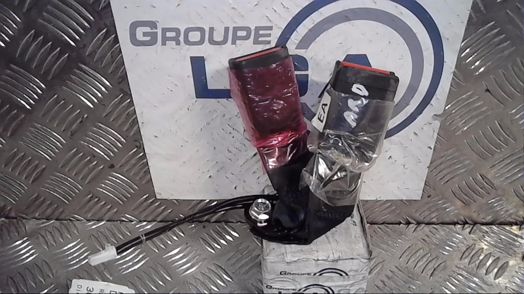 Attache ceinture arriere droit