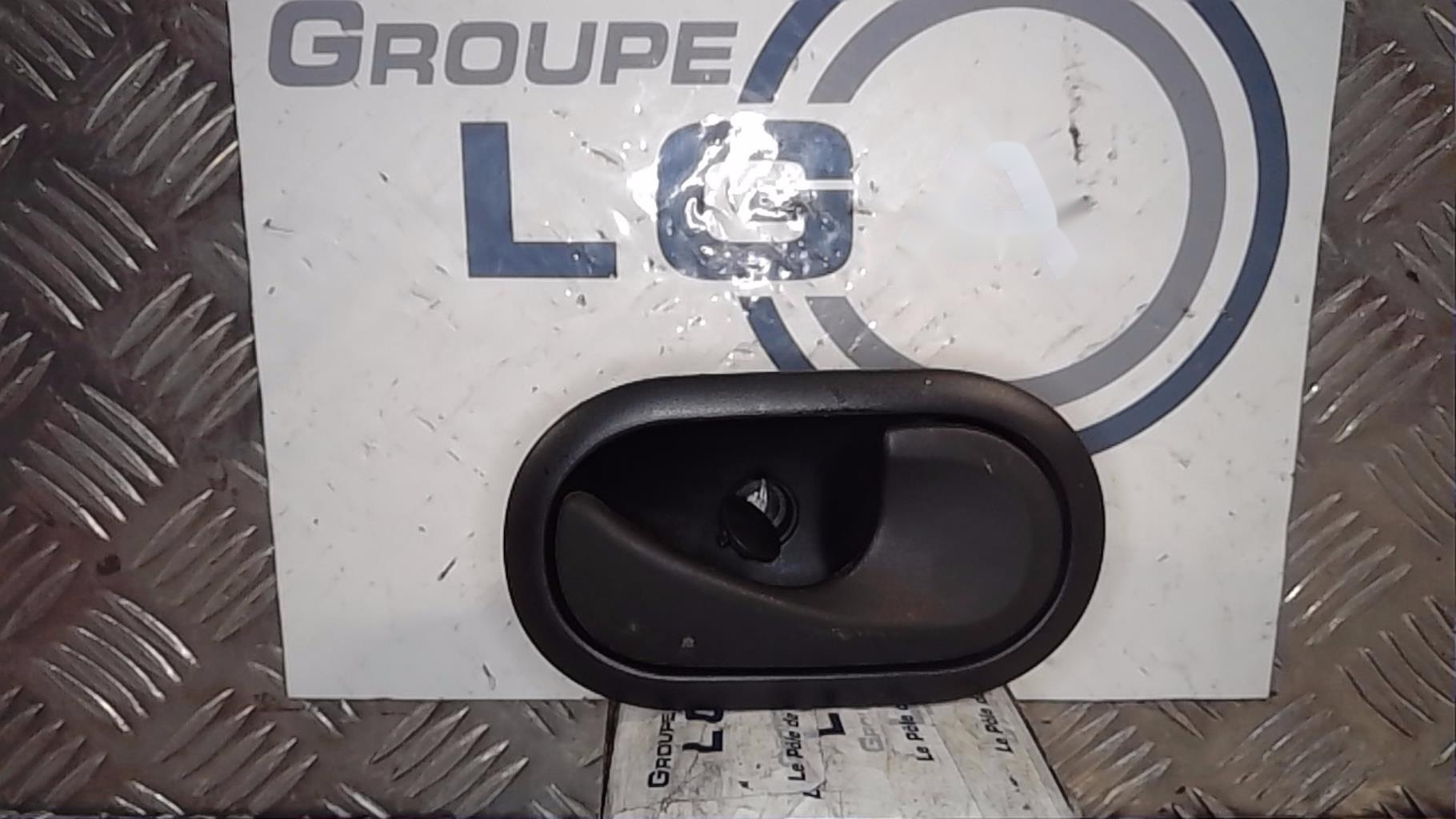 Poignee interieur avant droit