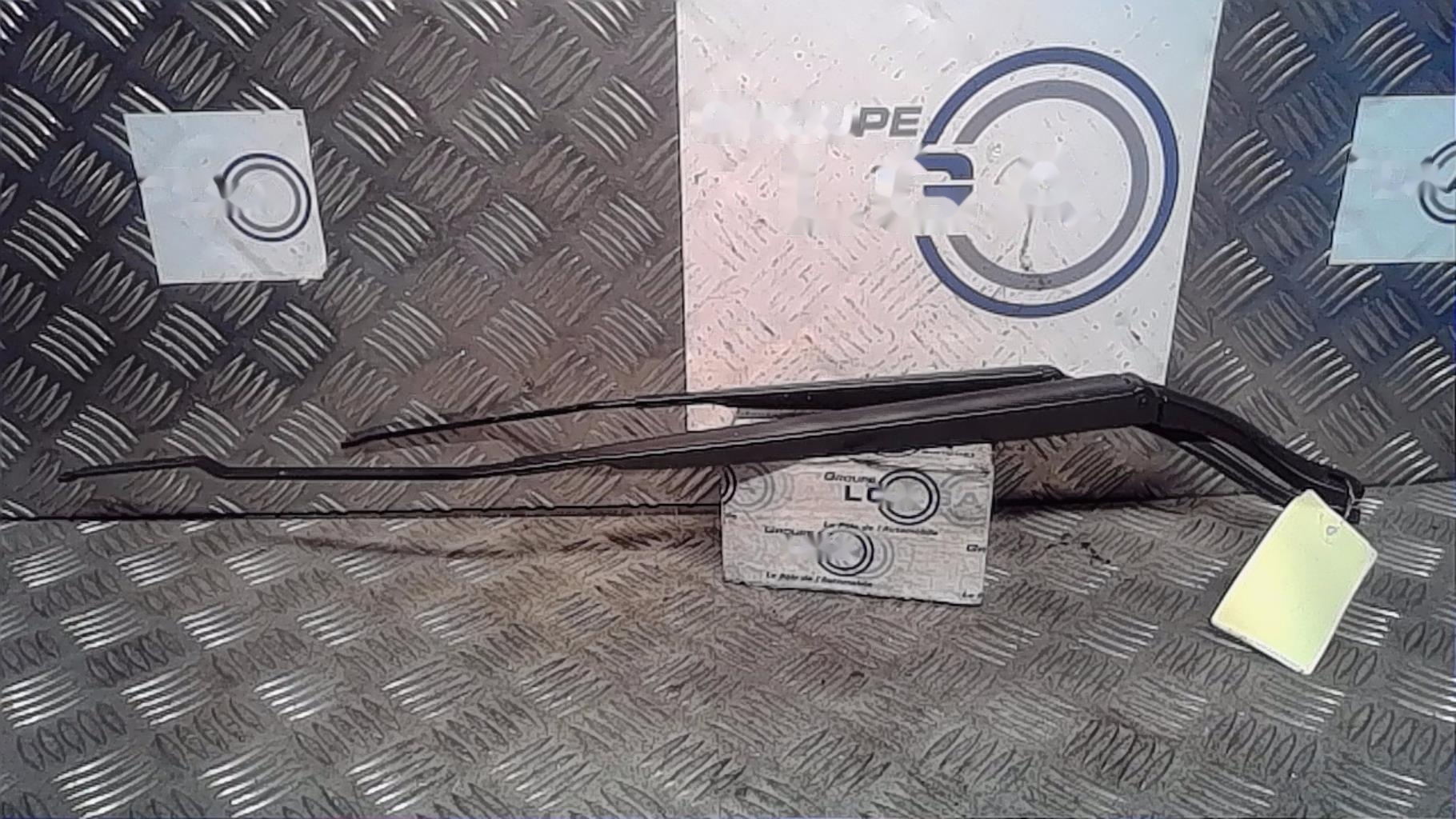 Bras essuie glace avant