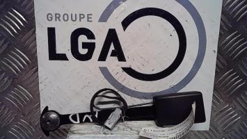 Attache ceinture avant droit