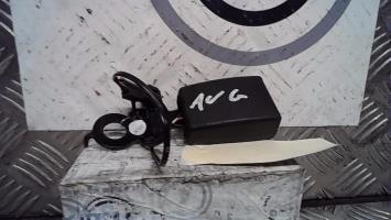 Attache ceinture avant gauche