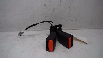 Attache ceinture arriere droit