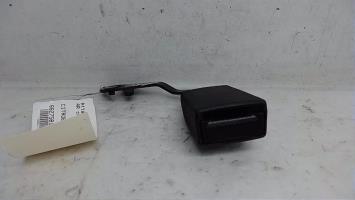 Attache ceinture arriere centrale