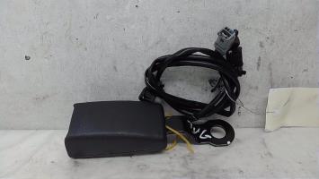 Attache ceinture avant gauche