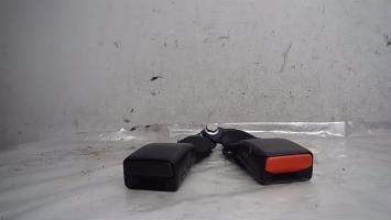 Attache ceinture arriere droit