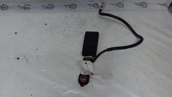 Attache ceinture avant droit
