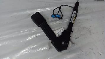 Attache ceinture avant gauche