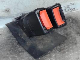 Attache ceinture arriere droit