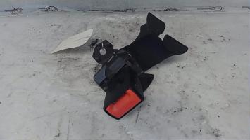 Attache ceinture arriere droit
