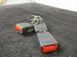 Attache ceinture arriere centrale