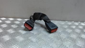 Attache ceinture arriere droit