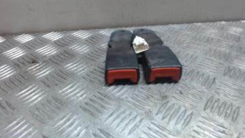 Attache ceinture arriere centrale