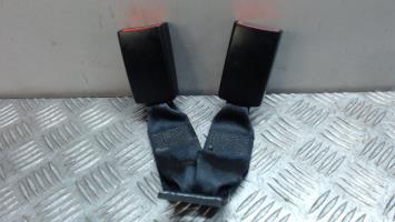 Attache ceinture arriere centrale
