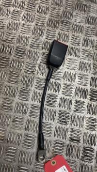 Attache ceinture avant gauche