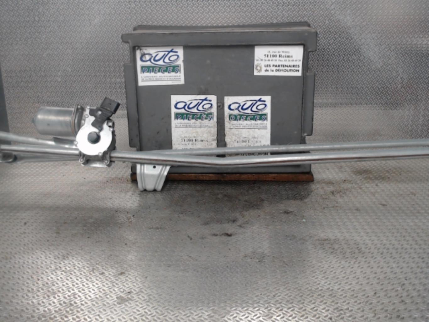 Moteur essuie glace avant